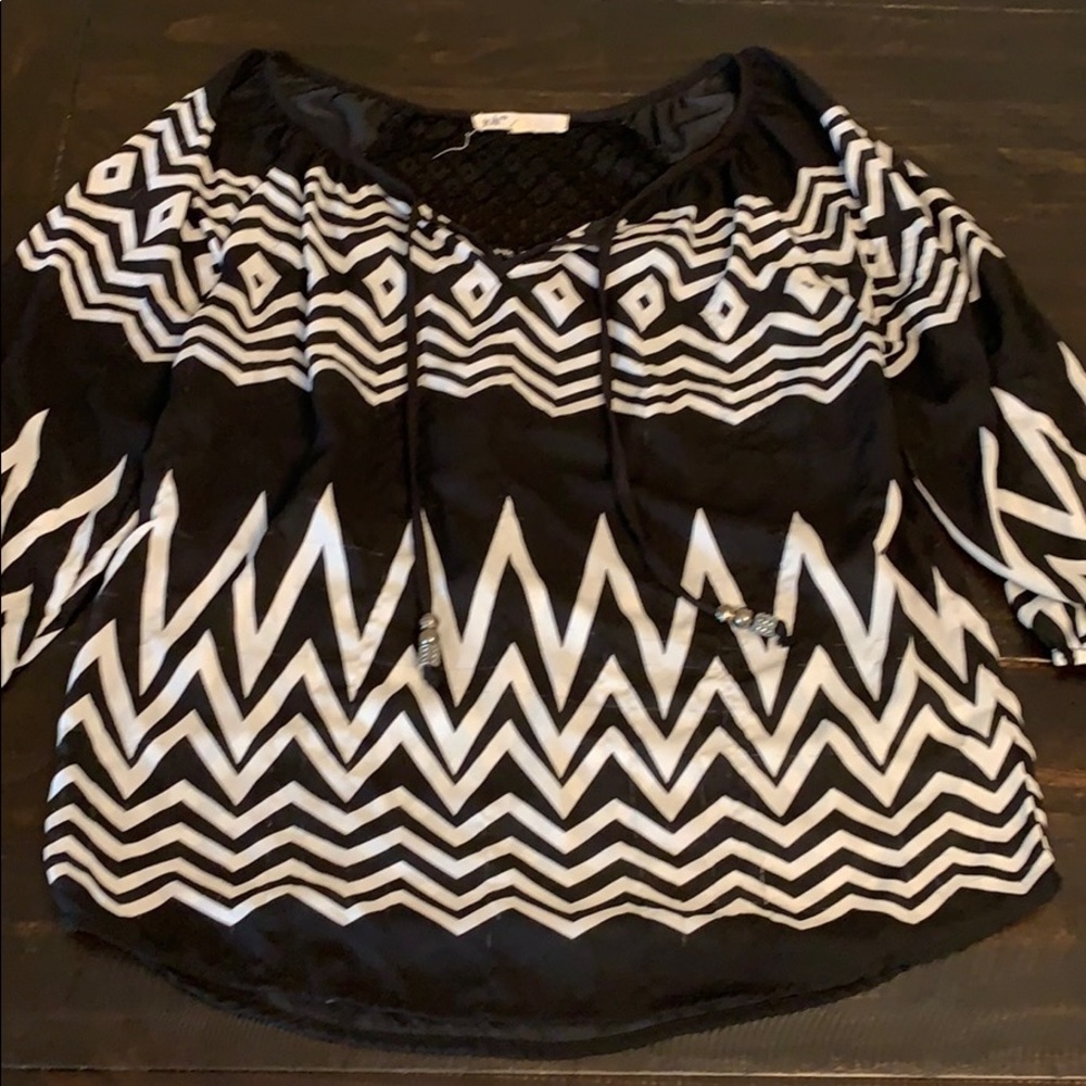 Black/white 3/4 sleeve shirt